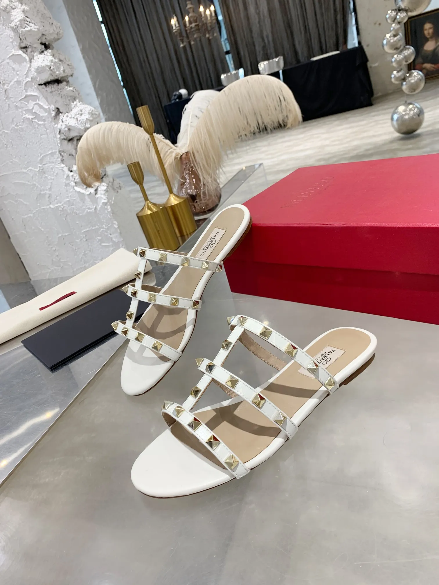 👟👟Ex-factory price👟👟Ex-factory price 380👟👟 Women's shoes Women's clothing Valentino studded classic sandals ✔️Mixed-breed sheepskin upper ✔️Mixed-breed sheepskin lining and foot pads ✔️Italian cowhide outsole with clear texture consistent with the counter ✔️Code number 35-40 (34, 41, can be customized and will not be returned or exchanged)